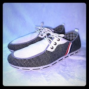 INSIDE | mens 9 white + navy low top laces sneaker